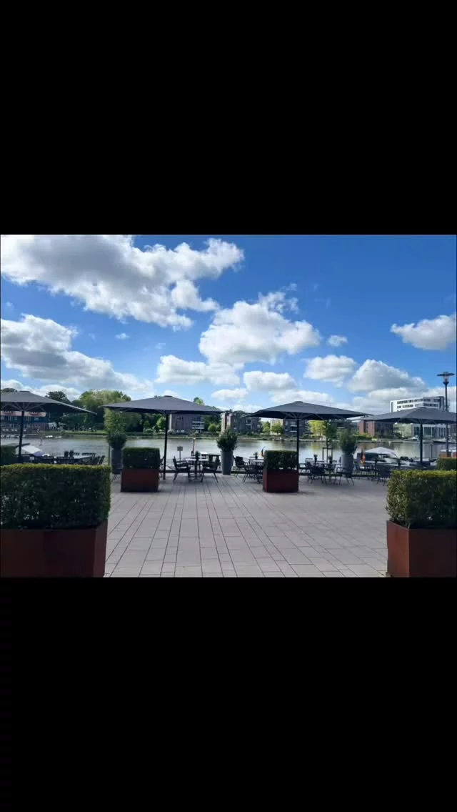 Herzlich willkommen! Lassen Sie sich von der Sommerbrise verführen und genießen Sie köstliche Cocktails auf unserer sonnigen Terrasse. Stoßen Sie mit uns auf erfrischende Momente an und erleben Sie unvergessliche Stunden voller Genuss und Lebensfreude!#leer #ostfriesland #food #foodlove #pier23leer #gourmetfood #restaurant #chef