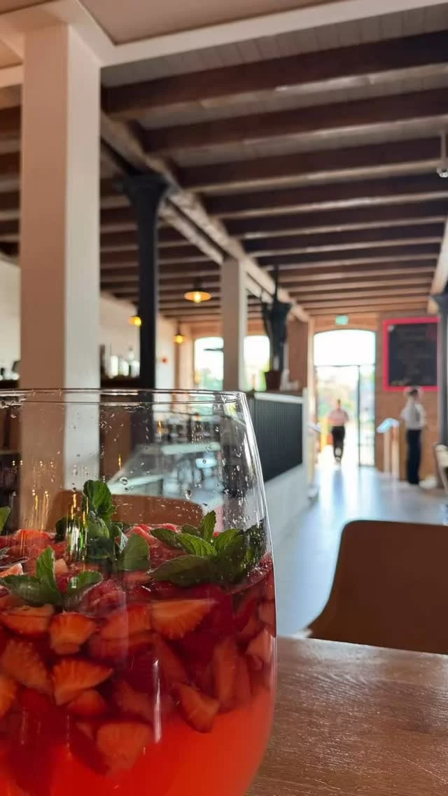 Sommerzeit ist Bowle-Zeit! Genießt die perfekte Kombination aus saftigen Erdbeeren, spritzigem Sekt und aromatischem Weißwein. Diese fruchtige Köstlichkeit ist das Highlight 🍓#erdbeerbowle🍓 #leer #ostfriesland #terasse #restaurant #pier23leer