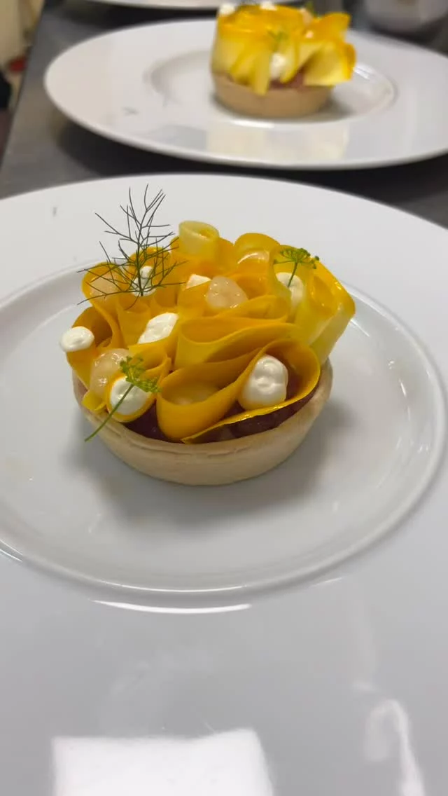Feines Tartelett mit rohem Thunfisch,marinierter gelber Zucchini und Zitronencreme #makefood #ostfriesland #leer #gourmetfood #foodlove #food #pier23 #restaurant #chef
