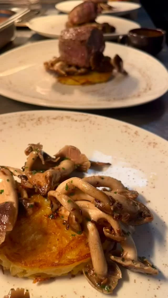 Surf & Turf/ Hummer 🦞 Bisque/ Samthauben Pilze/ Kartoffel Rösti#leer #ostfriesland #food #foodlove #gourmetfood #pier23 #foodporn #restaurant