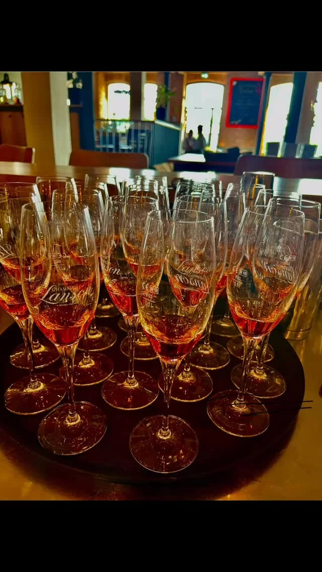 Das Leben ist ein Fest,und wir sind die Gäste-genieße jeden Schluck und jeden Bissen!#leer #ostfriesland_travel#cocktails #kirroyale #hafenromantik #tourist #hafensp
