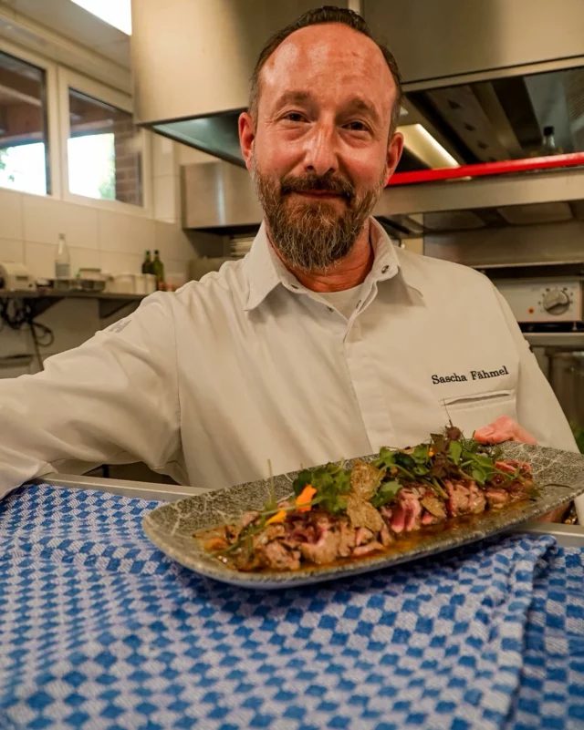 Hinter jedem perfekten Gericht steckt ein Profi – und das ist Sascha! Mit viel Herz und handwerklichem Können bringt er unsere Speisen auf den Punkt. 👨‍🍳🍷

#pier23 #pier23kitchen #leer