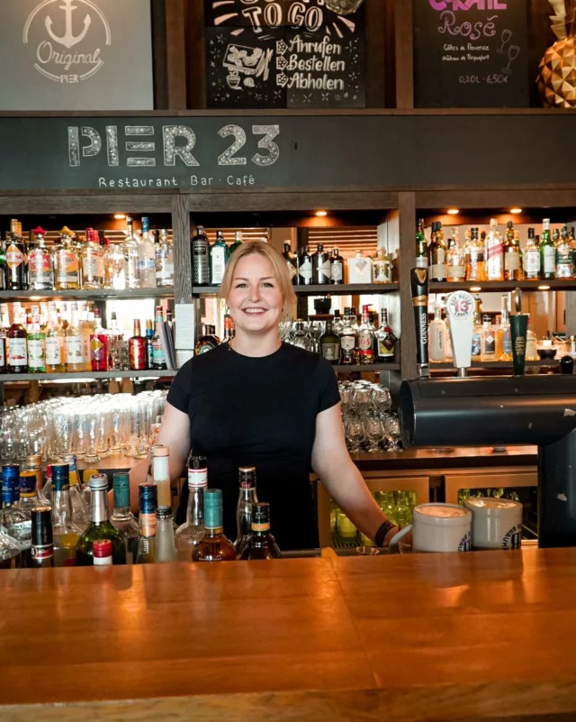 Die Bar im Pier 23 ist mehr als nur ein Ort für Drinks – sie ist ein Ort für Freude, Gastfreundschaft und entspannte Momente. 😊

Genieße die große Auswahl an Cocktails, Weinen, Spirituosen und erfrischenden Getränken in stilvollem Ambiente. Ob ein kurzer Plausch, ein perfekt gemixter Drink oder einfach die entspannte Atmosphäre – hier fühlt sich jeder sofort willkommen. 🍹

#Pier23Leer #BarMomente #Genussmomente #Gastfreundschaft #Cheers