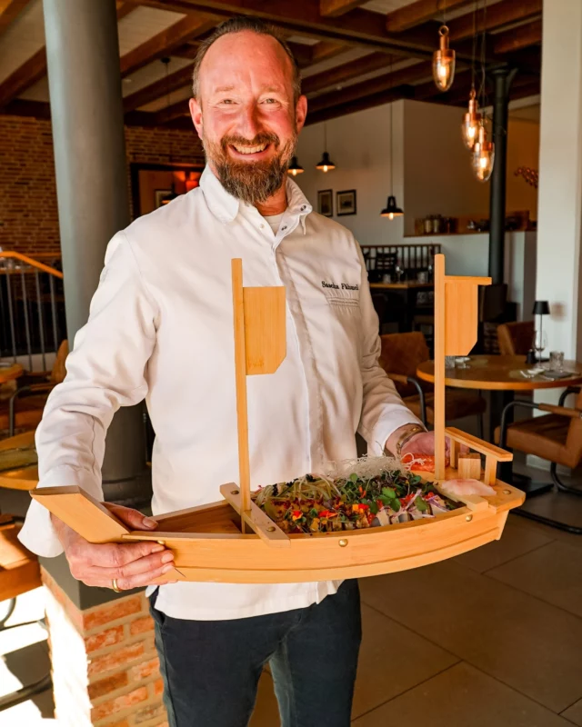 🍱 Ein Boot voller Genuss – bunt, vielseitig und unwiderstehlich!
Stell dir vor: Ein Sushi-Boot, liebevoll arrangiert mit feinen Rollen, aromatischem Reis, Sashimi und knackigem Gemüse. Jeder Bissen ist ein Genussmoment voller Geschmack, Texturen und Farben, der deine Sinne überrascht und Lust auf mehr macht. 🥢

Perfekt für alle, die Qualität, Vielfalt und kulinarische Kunst lieben – ein Erlebnis, das du nicht verpassen solltest. ✨ Entdecke die Vielfalt unseres Sushi-Angebots und lass dich verzaubern!

#Pier23Leer #SushiLovers #Foodie #Genussmomente #FrischUndLecker #Kulinarik