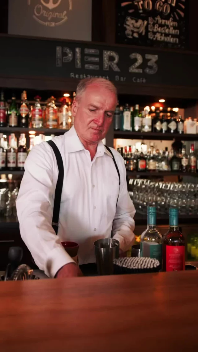 Bei all den spannenden Events und kulinarischen Höhepunkten im Pier 23 darf eines nicht fehlen: ein exquisiter Cocktail in entspannter Atmosphäre. Genieße jeden Schluck, lass die Seele baumeln und mach deinen Abend zu einem unvergesslichen Erlebnis direkt am Hafen. 🍹🍸

 #Pier23 #cocktails