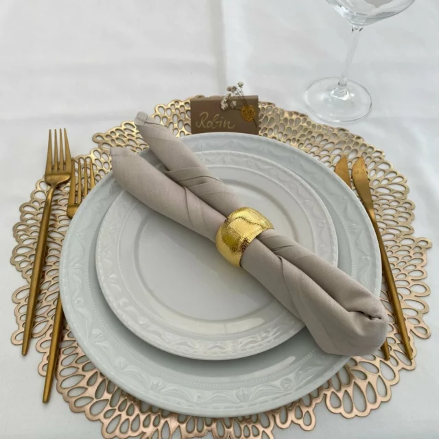 Zum Ende dieses Jahres halten wir einen Moment inne und lassen das Vergangene Revue passieren. 2025 war geprägt von Herausforderungen, von Nachrichten, die uns nachdenklich gemacht haben, und von Schicksalen, die uns gezeigt haben, wie zerbrechlich Frieden und Sicherheit sind. 
In Gedanken sind wir bei all den Menschen, denen es schlechter geht als uns, bei jenen, die unter Krieg, Verlust und Unsicherheit leiden.
Gerade deshalb dürfen wir dankbar sein für das, was wir haben: für Wohlstand, für Stabilität, für ein Leben in Sicherheit. Das ist nicht selbstverständlich. 
Mit dieser Dankbarkeit schließen wir das Jahr 2025 ab und blicken hoffnungsvoll nach vorn. Möge das Jahr 2026 mehr Menschlichkeit, mehr Frieden und vor allem weniger schlechte Nachrichten bringen.