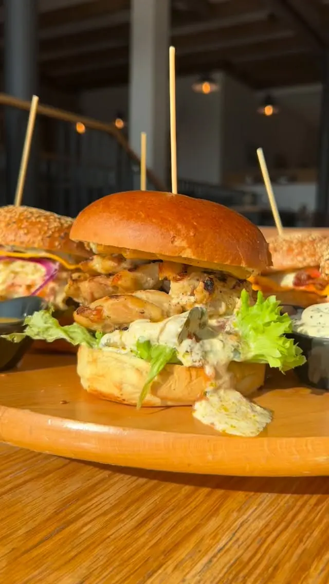 BBQ-Burger-Buffet – All You Can Eat! 🍔🔥

Stell dir deinen Burger ganz nach deinem Geschmack zusammen!
Frische Zutaten, verschiedene hausgemachte Saucen & saftige Patties warten auf dich.

📅 Freitag, 13.03.
⏰ Ab 18:00 Uhr
💰 35€ pro Person

Komm hungrig – geh glücklich! 😋🔥

#Burger #pier23 #gastronomy #leer