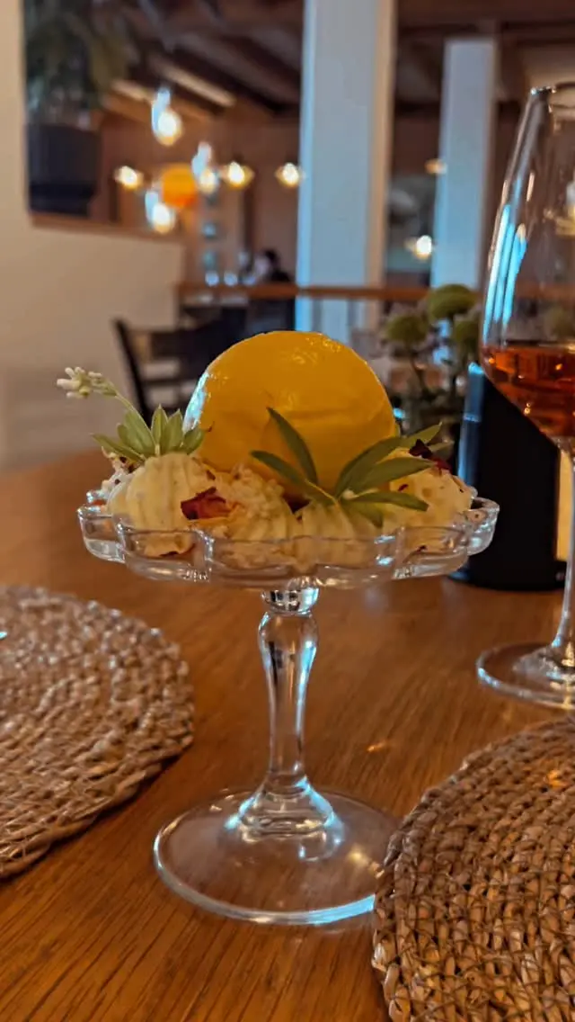 Unser Eierlikör Blumentopf mal anders 🪴🌼

Mousse von Eierlikör & weißer Schokolade 
Eierlikör-Schaum 
Safran Eis 
Blüten-Crumble

#pier23 #ostfriesland #food #gastro