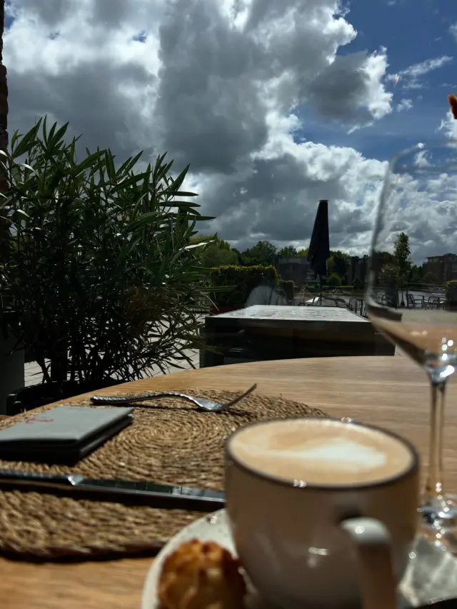 „Bei dem Wetter hilft nur essen gehen 🌧️🍴
Das Wetter können wir nicht ändern, aber euer Abendessen schon 🤍
Also raus aus dem Regen und rein in die Gemütlichkeit ✨

#regenwetter #foodlover #essengehen #cozyvibes