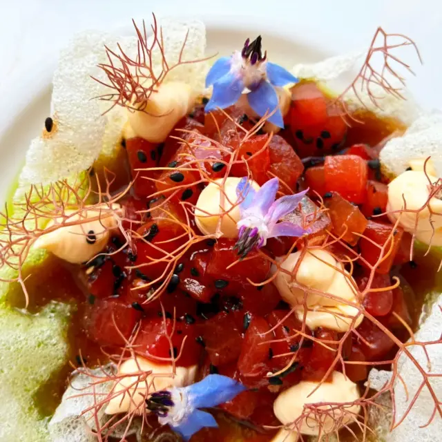 ...gegrilltem Wassermelone/Käsecreme/geräuchtertes Lauchöl/Mist Soja