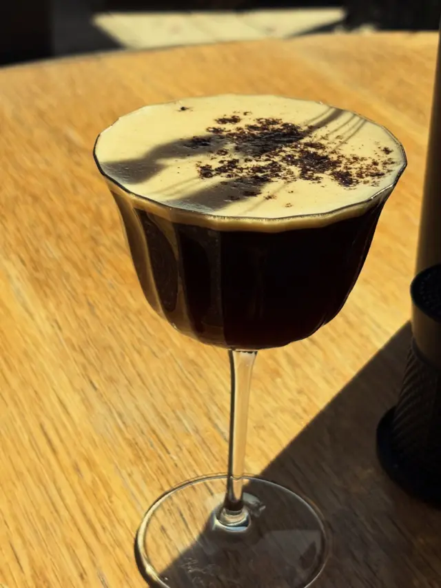 Ein Espresso Martini geht immer. 🍸 Ob zum Start in den Abend oder als krönender Abschluss – wir haben den perfekten Drink für dich! ☕🍸 

#cocktail #espressomartini #cheers