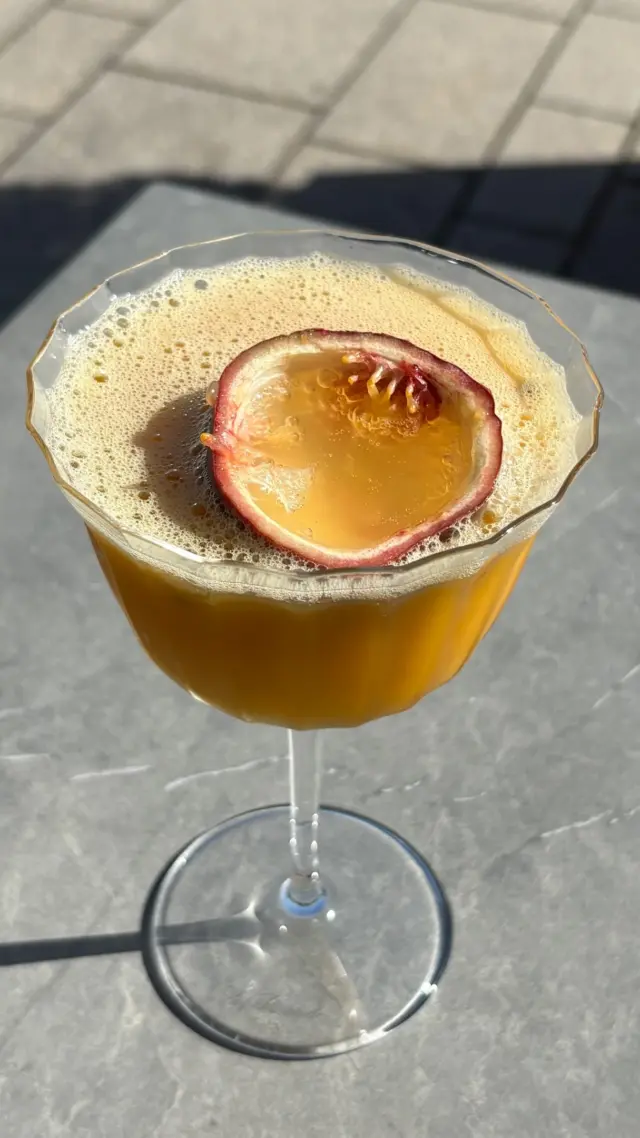 Ein guter Drink macht den Abend, der richtige Ort macht ihn besonders. 🍸✨
Schnapp dir deinen Lieblingsmenschen und genießt einen Abend voller guter Vibes, leckeren Cocktails und schönen Momenten.

#CocktailTime #BarLife #DateNightIdeas #CocktailLover #ostfriesland_travel
