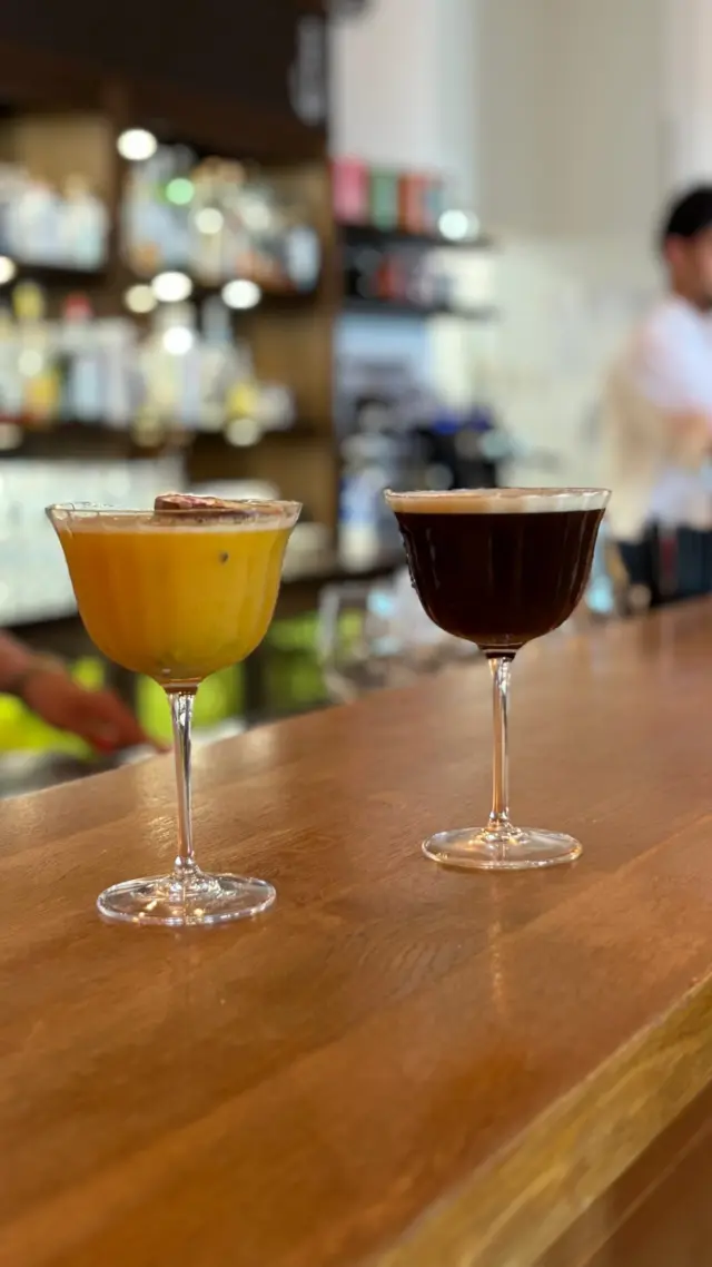 🍸🍹Das Geräusch eines perfekten Drinks.

#BarASMR #Cocktail #CocktailLiebe #ostfriesland_travel #leer