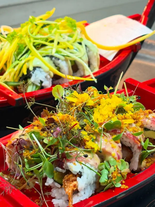 Darf es ein Sushi Schiffchen sein? Bei uns kannst du kulinarische Vielfalt erwarten! Teste dich durch! 🍱🍣

Sushi to Go oder lieber im Restaurant?🍴