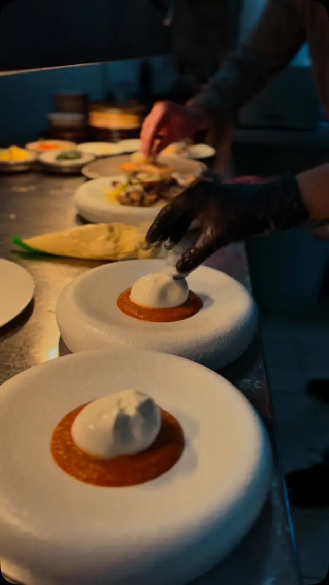 HANDARBEIT und ECHTE KUNST!🥹

Cremige Burrata, frische Zutaten und mit Liebe angerichtet, so entsteht eine Vorspeise, die einfach begeistert. 🍅🤤

Komm vorbei und genieße den Geschmack Italiens. Frisch, authentisch und unwiderstehlich.

#Burrata #ItalienischeKüche #Vorspeise #pier23 leer