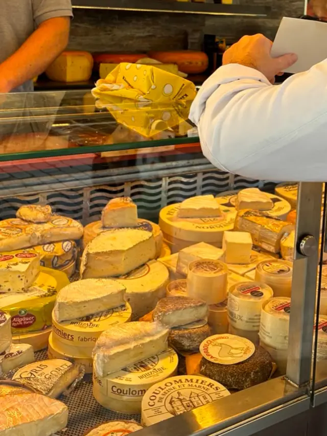 SWIPE—>
Wusstet Ihr, das wir den für unsere Gerichte benötigten  Käse, frisch vom Wochenmarkt einkaufen? 🧀🫕#

#pier23 #gourmet #Käse Wochenmarkt #ostfrieslandkultur