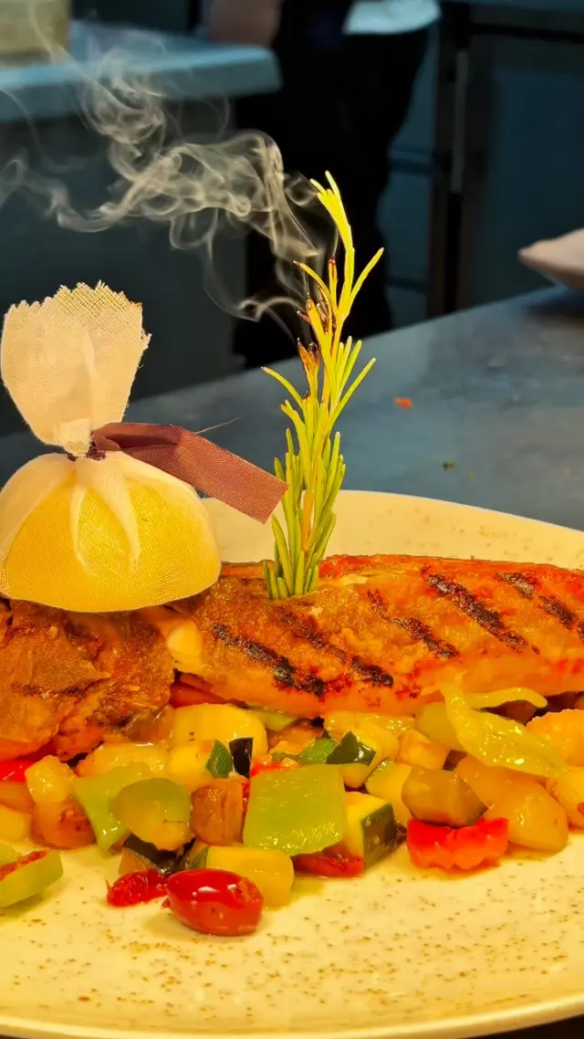 Der letzte Handgriff macht den Unterschied. 🔥💨

#leer #pier23 #ostfriesland #gourmetfood #chef