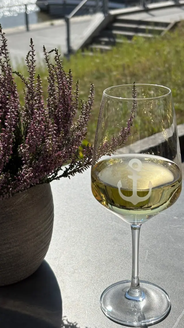 Noch ein paar Sommerabende am Wasser genießen? ☀️🌊

Unsere Terrasse direkt am Hafen ist geöffnet, perfekt, um bei warmen Temperaturen gutes Essen, kühle Drinks und den Blick aufs Wasser zu genießen. 🍽️✨

Aber nicht mehr lange! ⏳ Nutzt die letzten Sommerabende und kommt vorbei, solange unsere Terrasse noch geöffnet ist. 🫶

#Pier23 #Leer #Ostfriesland #Terrasse #Sommerabend