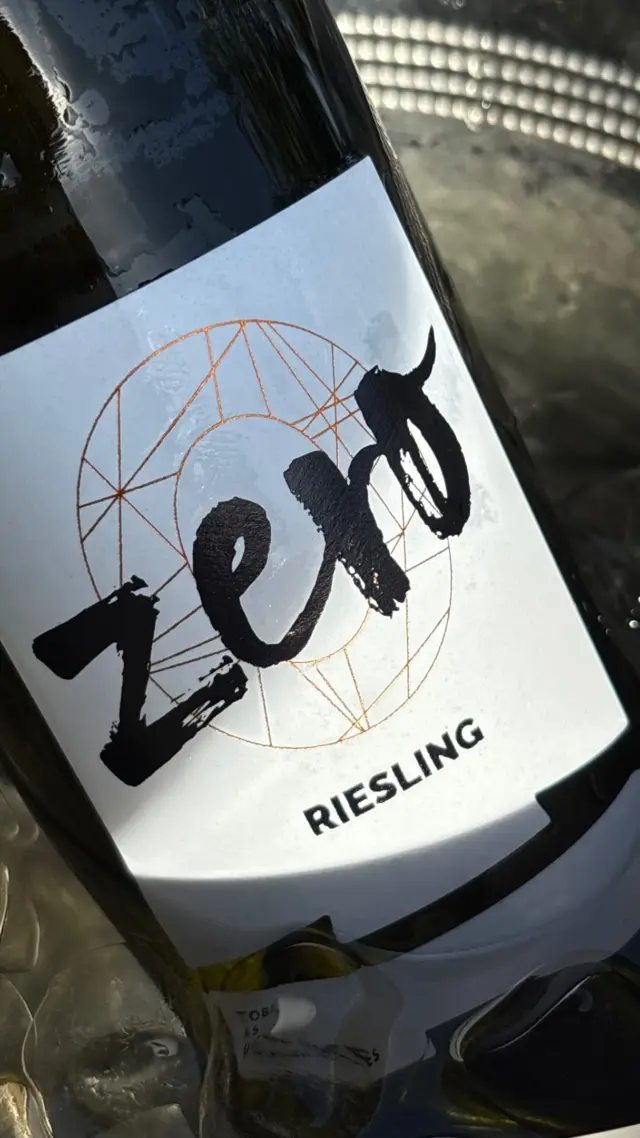 Dieser Riesling hat ein kleines Geheimnis… 👀🍇
Für alle, die am nächsten Morgen lieber ohne Kopfschmerzen aufwachen. 😉

Alkoholfrei?🚫🥃

#ZeroRiesling #Riesling #WineReel #pier23 leer