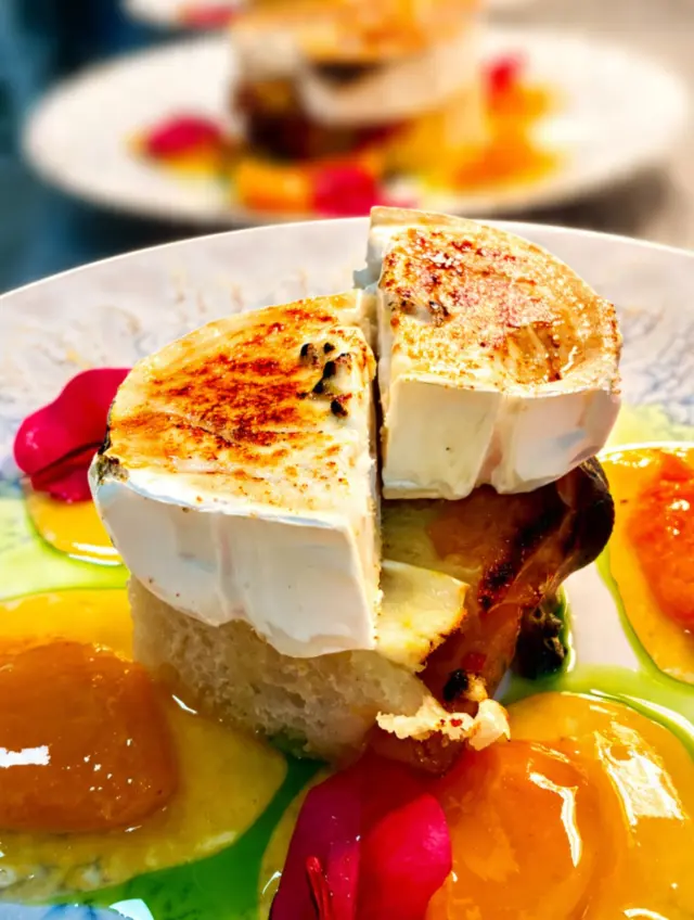 Karamellisiertter Ziegenkäse auf hausgemachten Focaccia mit Aprikose, Honig und Chili - ein Genuss!
🍯🌶️

#gourmet #pier23 #leer #ostfriesland #food