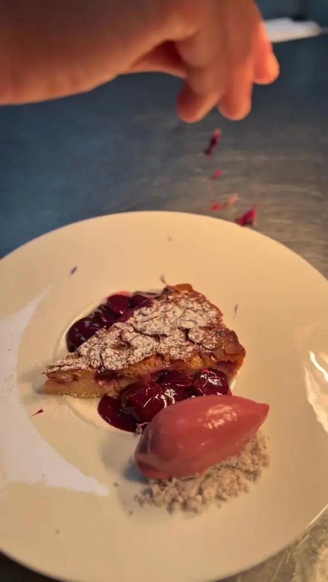 🍒 Kirsch-Clafoutis 🇫🇷

Clafoutis ist ein französischer Dessert-Klassiker aus der Region Limousin. Traditionell wird er mit Kirschen zubereitet und erinnert von der Konsistenz an eine Mischung aus Kuchen und cremigem Pudding. 🤍

Zutaten:
140 g brauner Zucker
4 Eier
35 g weiche Butter
240 ml Milch
240 ml Sahne
45 g gemahlene Mandeln
55 g Maisstärke
Vanille aus 1 Schote
Kirschen
Mandelblättchen

Zubereitung:
Eier & Zucker verrühren, Butter dazugeben. Milch und Sahne vermengen und langsam unter Rühren einfließen lassen. Mandeln & Maisstärke unterrühren und mit Vanille verfeinern.

Form einfetten, Kirschen hineingeben und den Teig darüber gießen. Mit Mandelblättchen bestreuen.

Bei 170 °C Ober-/Unterhitze ca. 45 Min. backen. 🍒

💾 Speicher dir das Rezept ab & probier es aus!

#leer #pier23 #ostfriesland #food #clafoutis