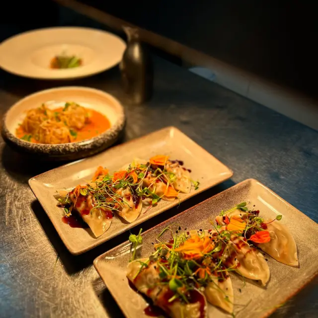 GYOZA- Kleine Teigtaschen. Große Klappe.🥟
Gefüllt mit ordentlich Geschmack und bereit, deinen Hunger in die Schranken zu weisen.

#gyoza #ostfriesland #pier23leer #gourmet #handmadefood