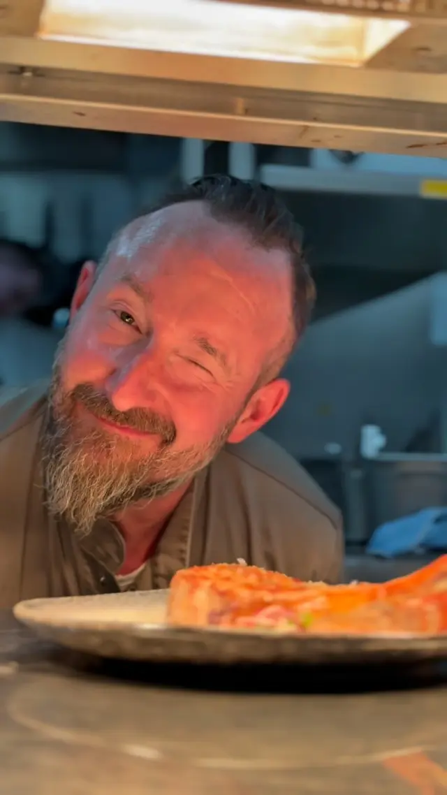 WIR SUCHEN VERSTÄRKUNG. 👀

Für Küche & Service.
Für volle Tische, leere Teller und alles, was dazwischen passiert.

Du hast Erfahrung in der Gastronomie, arbeitest gerne im Team und weißt, dass ein gutes Serviceerlebnis mehr ist als Essen von A nach B zu tragen? Dann könnten wir uns ziemlich gut verstehen.

Ob Vollzeit, Teilzeit oder auf 450-€-Basis – wir freuen uns, von dir zu hören.

📩 info@pier-23.de
📞 0491 97672623
📍 Ledastraße 23, 26789 Leer

Bewirb dich jetzt. Wir reservieren schon mal einen Platz für dich. ⚓️🧡

#leer #pier23 #ostfriesland #jobsostfriesland