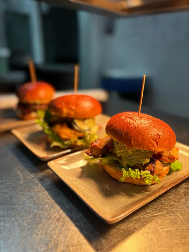 Nicht jeder Burger muss laut sein.
Manche überzeugen einfach beim ersten Bissen. 🍔

#Burgerostfriesland #pier23 #restaurant #gourmet #leer