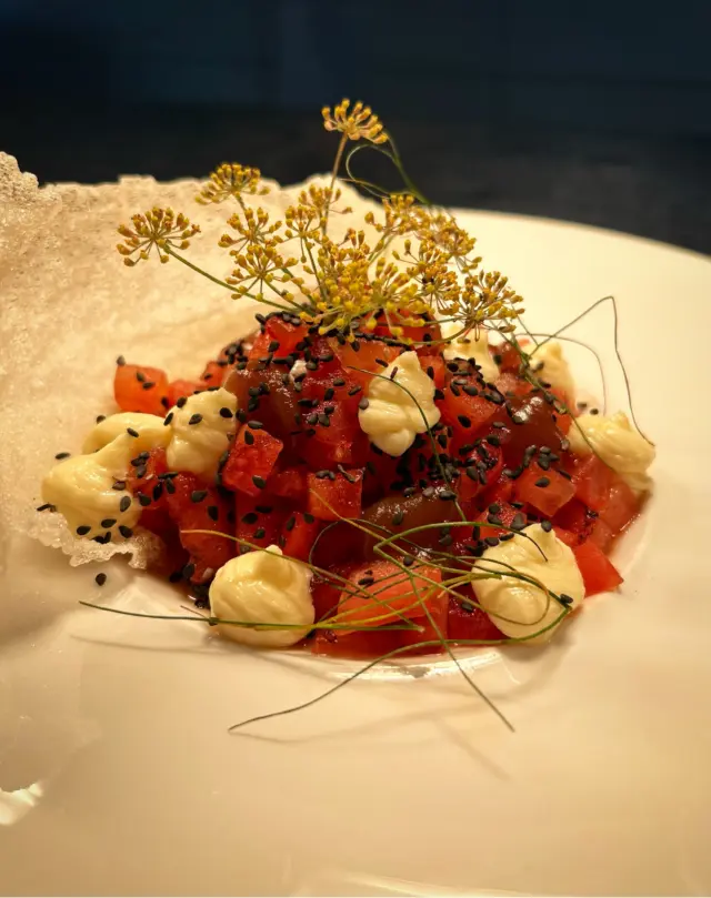 Wassermelone kann mehr als süß. 🍉🔥 
Gegrillt, rauchig und überraschend aromatisch.

Nur noch für kurze Zeit!

#pier23 #gourmet #restaurant #gegrilltewassermelone