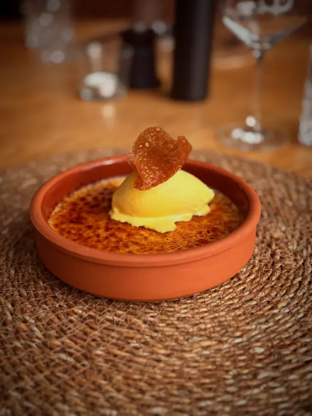 Klassische französische Küche 🇫🇷

Tonkabohnen Crème Brûlée mit Mandarinen-Eis – cremig, aromatisch und mit einer fruchtigen Note.

#crèmebrûlée #französischeküche #pier23leer #ostfriesland #leer