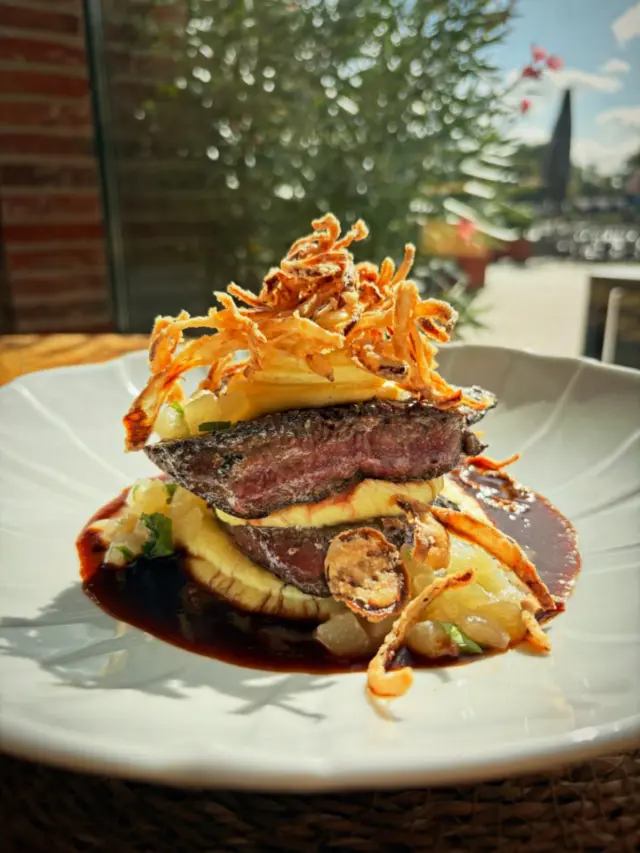 Kalbsleber Berliner Art 🍽️

Zarte Kalbsleber, cremiges Kartoffelpüree, süßlicher Calvados-Apfel, knuspriges Zwiebel-Stroh und eine kräftige Portwein-Jus. Klassische Aromen, die perfekt miteinander harmonieren. 

#pier23leer #leer #neuekarte #kalbsleber #ostfriesland