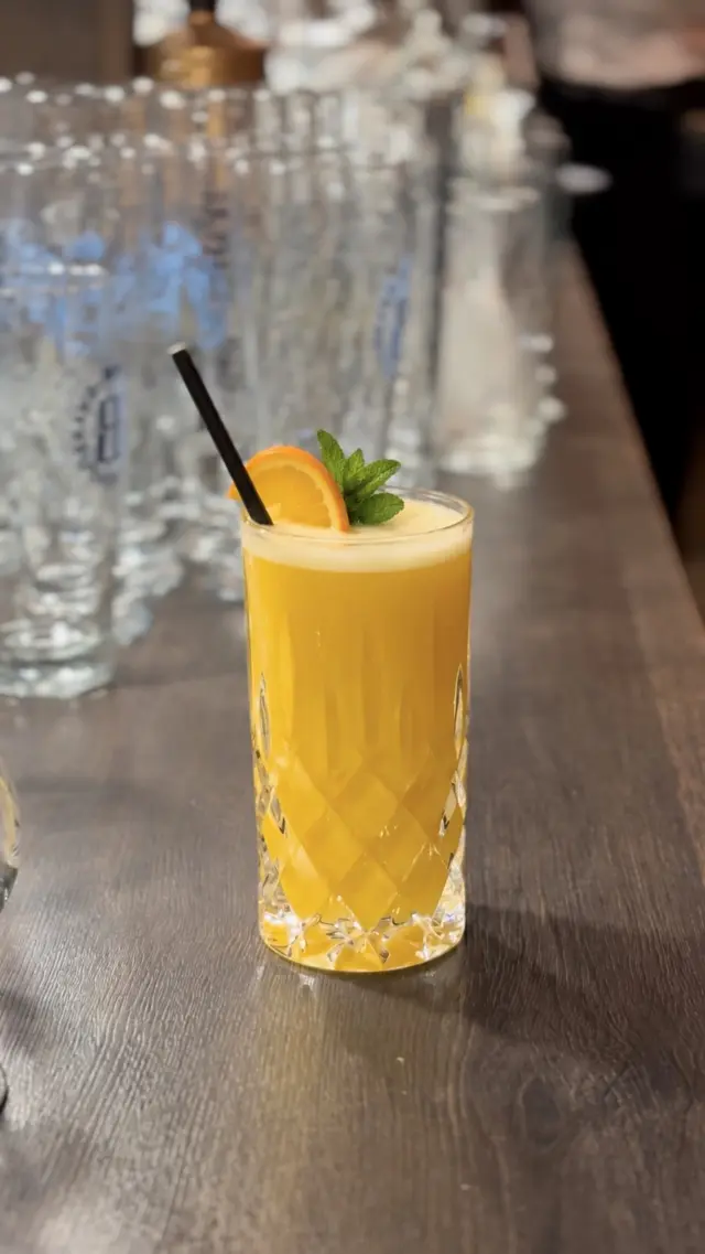 Manche nennen es flüssiges Glück. Wir nennen es einen ziemlich guten Abend. 🍸

Fruchtig, frisch und definitiv nicht nur zum Anschauen da. 

Welcher Cocktail darf es für dich sein? 

#leer #pier23 #cocktailleer #drinkleer